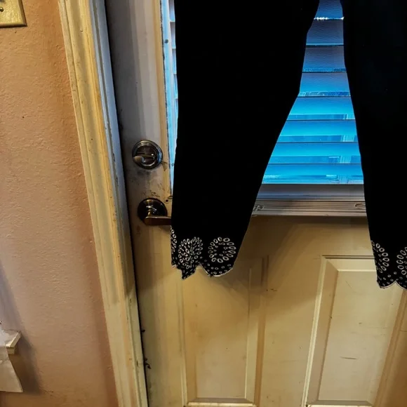 Crown & Ivy Black Cropped Jeans with White Floral Detail - Picture 4 of 4